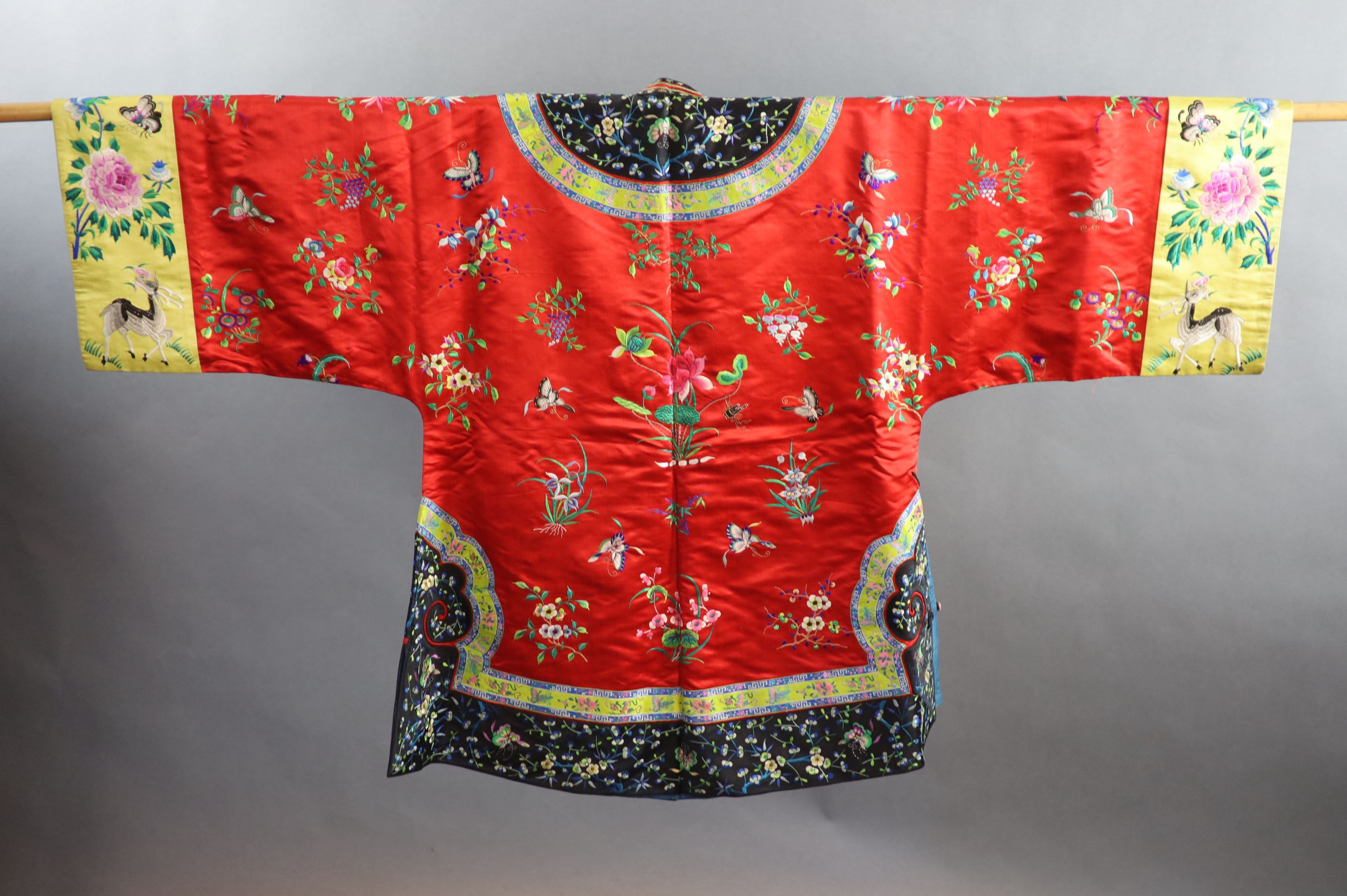 A Chinese red silk robe, early 20th century